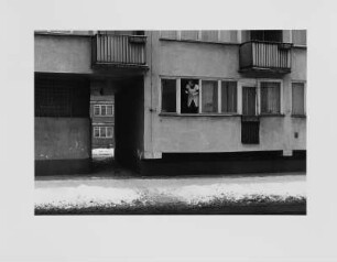 Frau beim Fensterputzen in einem Neubau, Stolp (Polen)