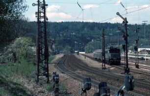 Wilferdingen-Singen Lok 144 034 Ausfahrt N6035 B4yg-Wagen Bahnsteig