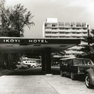 Lagos, Nigeria. Straßenbild mit modernen Hotelbau