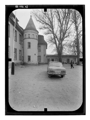 Stavenhagen, ehemaliges Schloss, heute Stadtverwaltung, erbaut um 1740. Hofansicht mit Treppenturm (1890)
