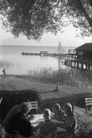 Seebruck: Strandcafé mit zwei Gästen und drei Kindern