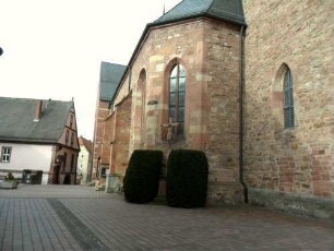 Stadtkirche-Kirchhof im Süden nach Westen mit Langhaus über Traufseite sowie Rathaus