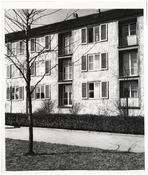 BBC (Brown, Boveri & Cie), Mannheim-Käfertal Wohnblock: Balkonseite Vorgarten