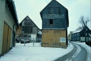 alte verschieferte Scheune, unten Garagentor