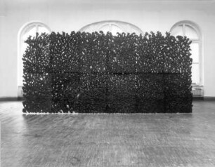 Kleine Hecke : Keller, Heike: Kleine Hecke. Rauminstallation; Papierpulp, Pigment. 2004. Dresden: Hochschule für Bildende Künste Dresden, Ausstellung Diplom 2004 vom 17.7.-29.8.2004. Raumaufnahme
