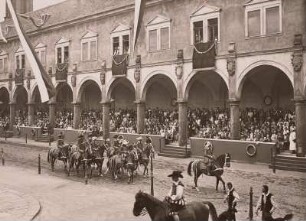 Turnierspiele 1936 : Turnierspiele im Stallhof zu Dresden. Jagdaufzug aus der Zeit Kurfürst Johann Georgs I.