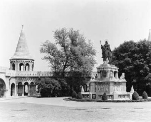 Budapest, Fischerbastei : Budapest. Reiterstandbild König Stephan I. des Heiligen (1906; Bronze-Statue von Alajos Stróbl, Marmor-Postament von Frigyes Schulek) auf der Fischerbastei