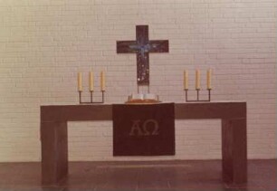 Altarkreuz und Leuchter aus Eisen mit Emaileinlagen von Sigrid Delius