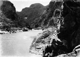Flusslauf : Der Flusslauf des Rio Pilcomayo durch die Berge vor seinem Austritt in die Chaco-Ebene