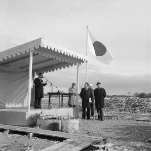 Minolta Europe GmbH: "Europa-Center": Kamera-Hersteller: Gewerbegebiet Nord: Kurt-Fischer-Straße: Grundsteinlegung: Zeltpavillon, gehisste Flagge Japans: Direktor von Minolta Europe Akio Miyabayashi hält Rede: im Beisein von Minister für Soziales Karl Eduard Claussen