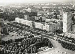 Warschau. Blick vom Palast der Kultur und Wissenschaft nach Nordnordosten mit Neubauten der Marszalkowska, Großem Theater und der Altstadt. Im Hintergrund die Weichsel