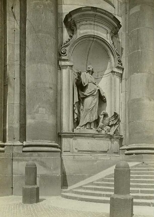 Dresden, Hofkirche : Dresden. Katholische Hofkirche. Ostseite links vom Eingang, 1. Nische (Untergeschoss). Johannes Evangelista, Sandstein