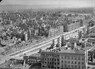 Dresden. Blick vom Rathausturm über die Johann-Georgen-Allee : Dresden. Blick vom Rathausturm nach Osten über die Trümmer der Innenstadt nach Johannstadt, vorn die Johann-Georgen-Allee