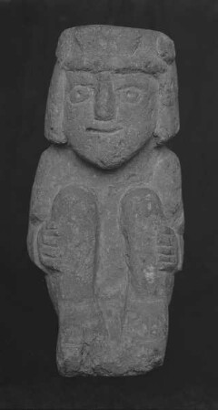 Steinfigur eines Hockenden