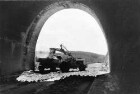 Drackensteiner Hang, Erneuerung der Fahrbahndecke, Von März - Juni 1960. Ausbrechen und Verladen von Kleinpflaster am Nasenfelstunnel