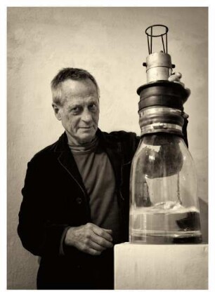 FRANK HERRMANN NEBEN SEINER ARBEIT "STURM IM WASSERGLAS"