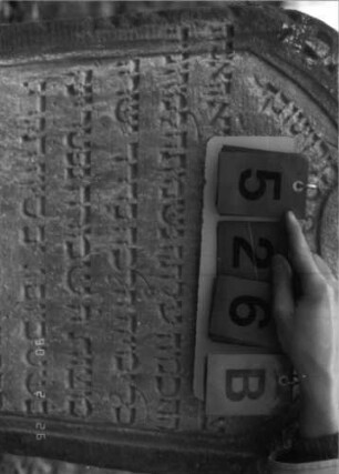 Grabstein 526 (Index: 100115430) Material: Sandstein Zustand: verwittert Maße HxBxT: 87x64x11 cm Beschreibung: Stele mit Rundbogenabschluß, eingetieftes Schriftfeld, weiteres Schriftfeld am Rundbogen: Grabstein 526B