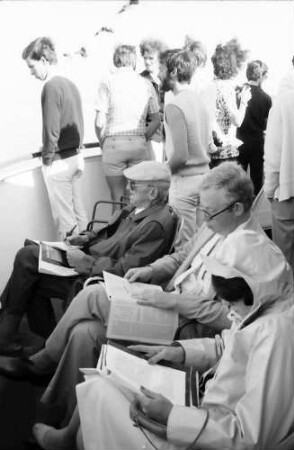 32. Tagung 1982 Physiker; Mainaufahrt: Sitzreihe: Friedrich A. v. Hayek, Steven Weinberg lesend, Frau Weinberg lesend