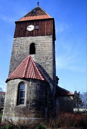Turm und Apsis der Kirche von Ost