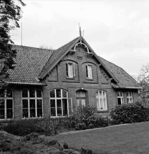 Sonderschule: ehemalige Volksschule: Möllner Landstraße: davor Grünanlage