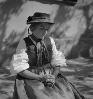 Junge Frau in Kärntner Tracht