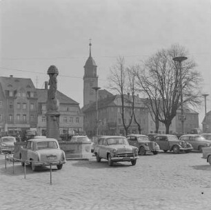 Bischofswerda Markt : Bischofswerda. Markt. Blick über den Parkplatz mit Paradiesbrunnen