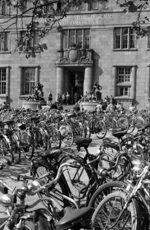 Freiburg: Haupteingang Universität mit Fahrradparkplatz