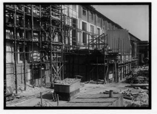 Industrie-Kraftwerk. Baustelle mit teilweise eingerüstetem Gebäude : Lauta (Niederlausitz). Industrie-Kraftwerk. Baustelle mit teilweise eingerüstetem Gebäude