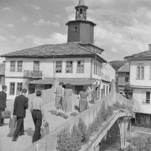 Die bulgarische Kleinstadt Trjawna an den nördlichen Hängen des Balkangebirges liegend. Der Uhrturm von 1814 im Stadtzentrum