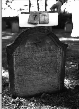 Grabstein 71 (Index: 99796115) Maße HxBxT: 74x56x11 cm Symbolik: vierblättrige Blüte: Grabstein 71
