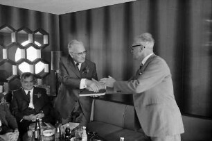 Breisach: Gruppen im Salon mit Maire Rey