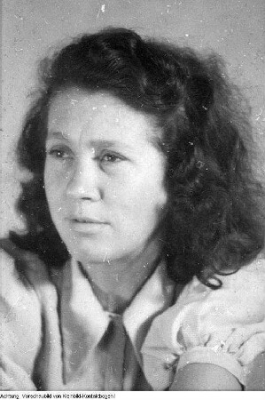 "Volksstimme" Dresden, Erste Zeitung der Kommunistischen Partei Deutschlands (KPD) für den Raum Dresden nach der Befreiung vom Faschismus 1945. Die Redaktionsmitglieder, darunter Horst Sindermann und Elsa Frölich, Sommer 1945