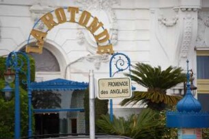 Nizza - Straßenname : Cafe Garten des Luxus Hotels Negresco an der Promenade des Anglais in Nizza. 2006