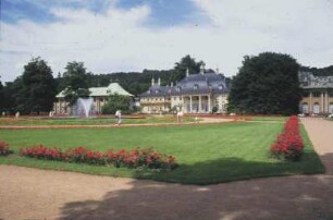 DDR. Dresden-Pillnitz. Schloßpark. Blick zum Bergpalais (1720-1724; M. D. Pöppelmann)
