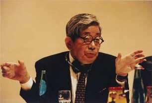 Porträt des japanischen Erzählers und Essayisten KenzaburōŌe