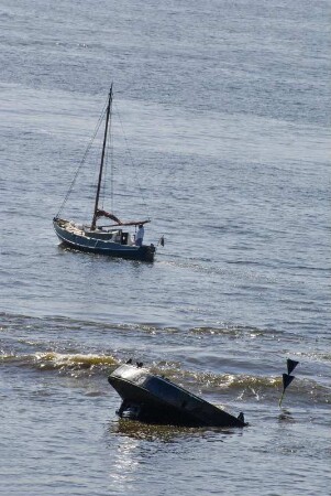Gesunkene Schute in Hamburg am Elbe-Strand in Blankenese. 07.2016