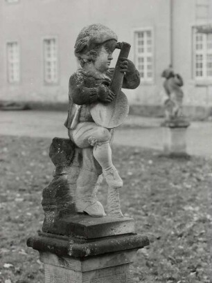 Schule Balthasar Permoser: Putto mit Laute. Sandstein; H. ca. 80 cm. Nach 1720. Oberlichtenau, Schlosspark