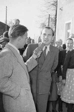 Radioreporter Gerat Kasper befragt Gäste der Kirmes in Mulkwitz : Rozhłosowy reporter Gerat Kašpor w rozmołwje z wopytowarjemi kermuše w Mułkecach dnja 24.10.1954 : Mulkwitz / Mułkecy