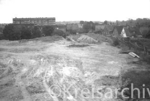 Schanzenbarg: Berufliche Schule des Kreises Stormarn: in Bau: Baustelle bei Geländevorbereitung: hinten Einzelhäuser, Wohnblock