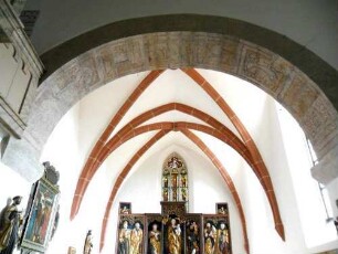 Langhaus Innen-Triumphbogen mit Ausmalung sowie Chor (gotisch 14 Jh) in Übersicht