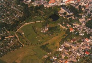 Borna. Südvorstadt mit Bodendenkmal im Wyhra-Bogen gegen Dinter-Oberschile und Altstadt. Luftbild-Schrägaufnahme von Südosten