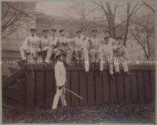 Königliche Militär-Turnanstalt zu Berlin, Winterkurs 1894/1895 - Offiziersschüler mit Degen auf dem Kasernenzaun