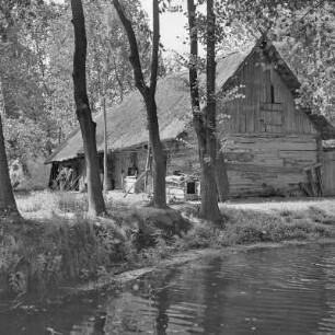 Strohgedecktes Blockhaus in Burg-Kauper. : Ze słomu skryte kładźity twar w Kupaŕskich Bórkowach.