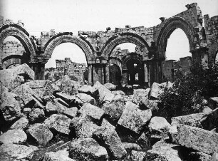 Kalat-Siman (Syrien), Wallfahrtsheiligtum des Säulenheiligen Symeon Stylites d. Ä., oktogonaler Hof mit Resten der umgestürzten Säule