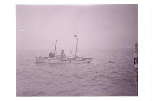 Dampfbarkasse und Ruderboot. Blick von Bord eines Schiffes