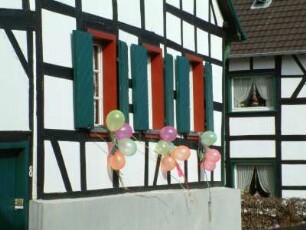 Karnevalsdekoration an einem Wohnhaus
