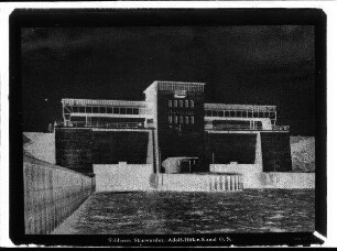 Aufnahme der Schleuse in Stauwerder (heute Dzierzno) mit der Aufschrift "Adolf-Hitler-Kanal O.S.".