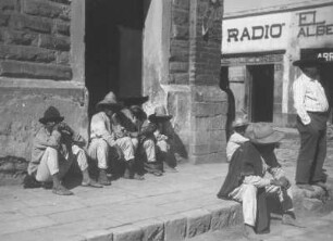 In Oaxaca de Juárez : Männer vor einem Haus in Oaxaca de Juárez