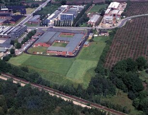 Röntgenwerk Richard Seifert & Co (Bogenstraße 41): Luftbild des Betriebsgeländes: im Vordergrund U1-Bahnstrecke zwischen Ahrensburg West und Ahrensburg Ost in Richtung Großhansdorf, links Befestigungstechnik Ahrensburg (BEA), im Hintergrund Rohrbogenwerk Böhling, Wilhelm Rohde KG, Romeico GmbH, Schlosserei Kretzschmann und Tiefbau Steinwärder, im Hintergrund Bahnstrecke Hamburg-Lübeck