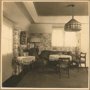 Landhaus Dr. Petz, Berlin-Nikolassee: Innenaufnahme Balkonzimmer mit Sitzgruppe